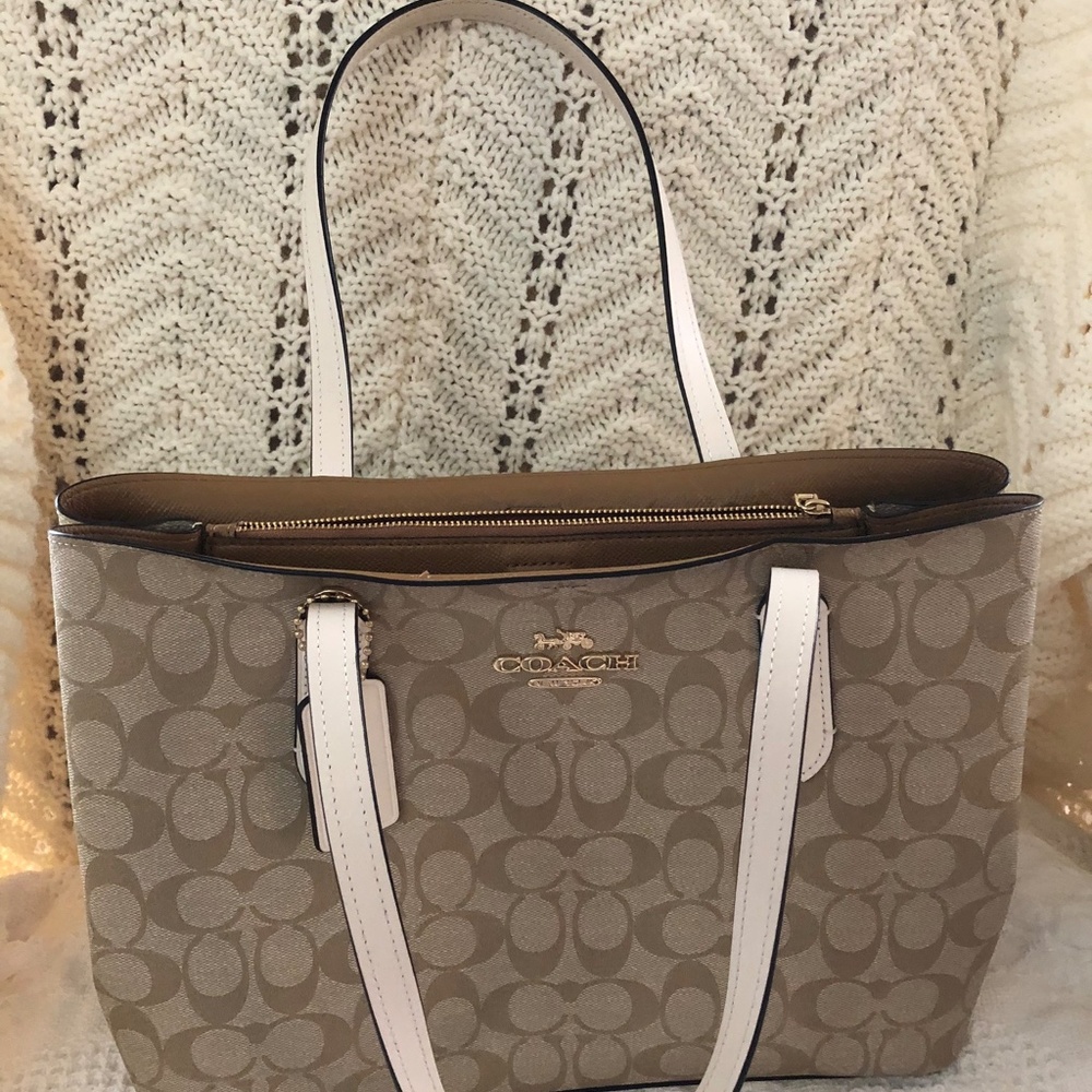 Coach good size shoulder bag for spring and summer